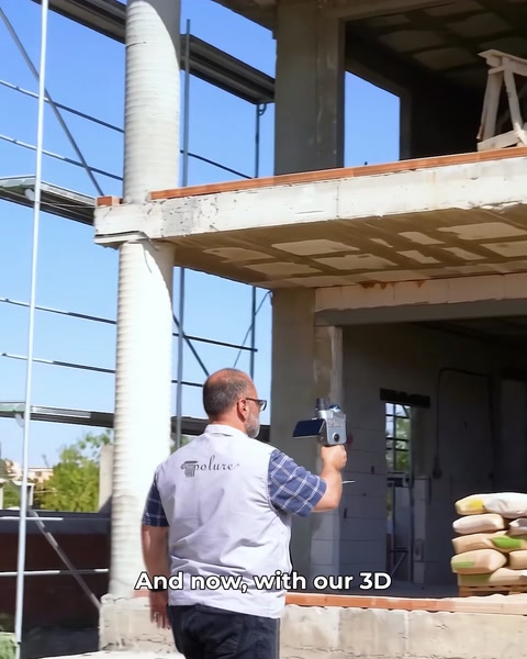 Scanare 3D lângă un stâlp structural al vilei în construcție