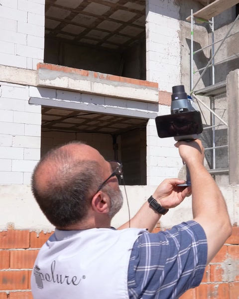Scanare 3D a peretelui exterior, cu dispozitivul ridicat spre cornișă