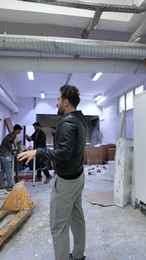 Zona de finisare cu produse albe și materiale de lucru.