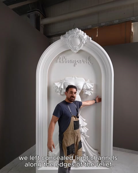 Arcada înaltă încadrează rochia decorativă pentru magazinul de mirese.