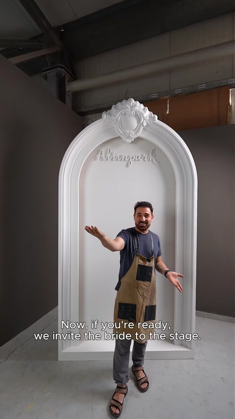Basorelief cu rochie de mireasă într-o arcadă iluminată