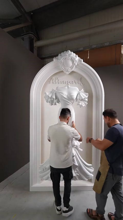 Basorelief cu rochie de mireasă într-o arcadă iluminată
