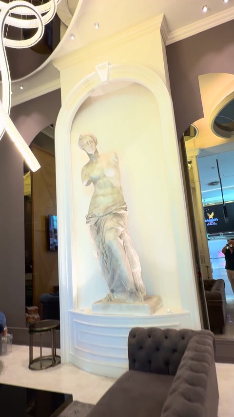 Nișă arcuită decorativă alături de zona de ședere