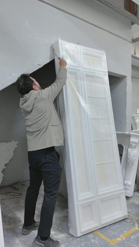 Rama superioară a panoului este inspectată înainte de asamblare