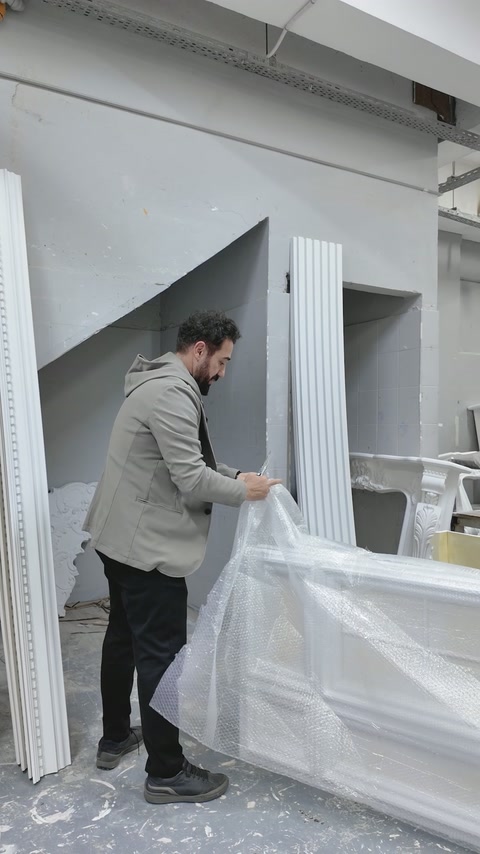 Panoul profilat este despachetat cu grijă înaintea montajului ansamblului