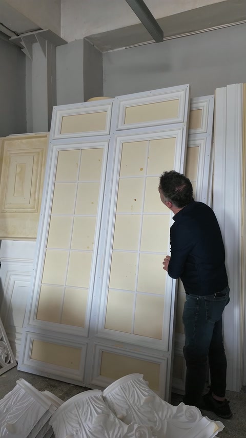 Ansambluri decorative verticale sprijinite și verificate în atelier
