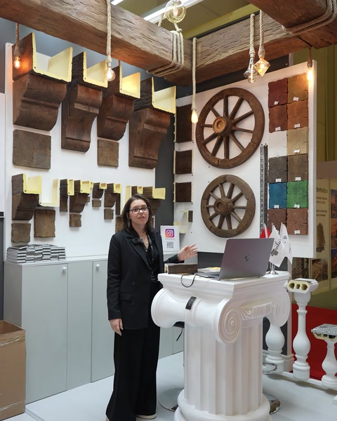 Prezentare de produse decorative într-un showroom modern