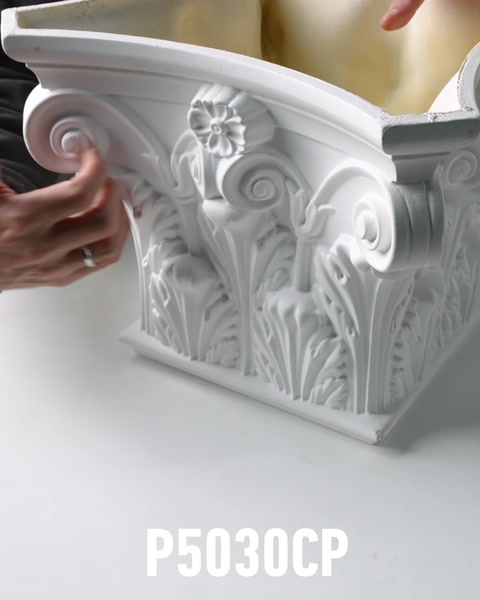 Elementul ornamental de colț reunește volume sculptate și profile.