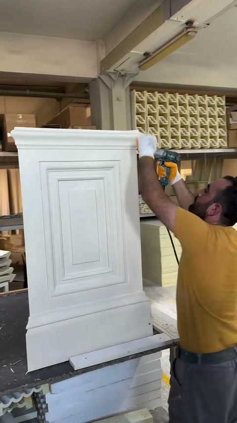 Finisarea manuală uniformizează colțurile elementului decorativ pătrat.