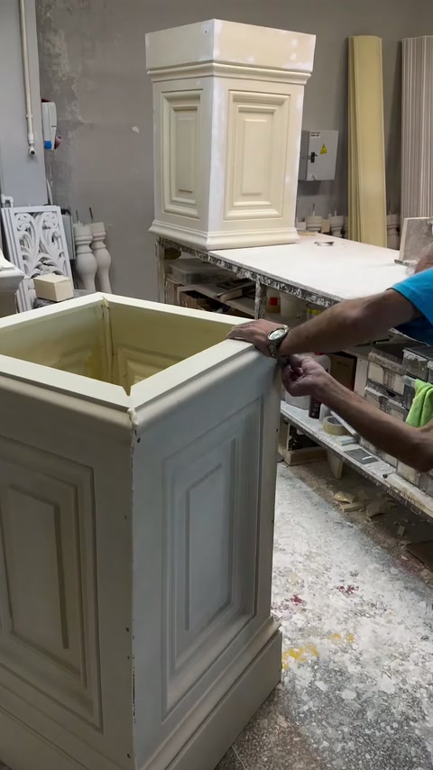 Lucrătorul prelucrează interiorul unui corp pătrat de pilastru.