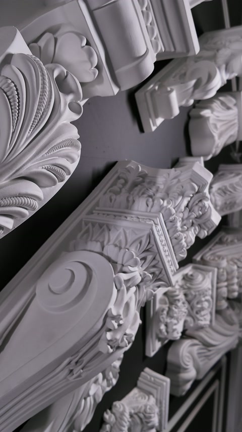 Profile decorative variate, grupate într-o colecție de showroom