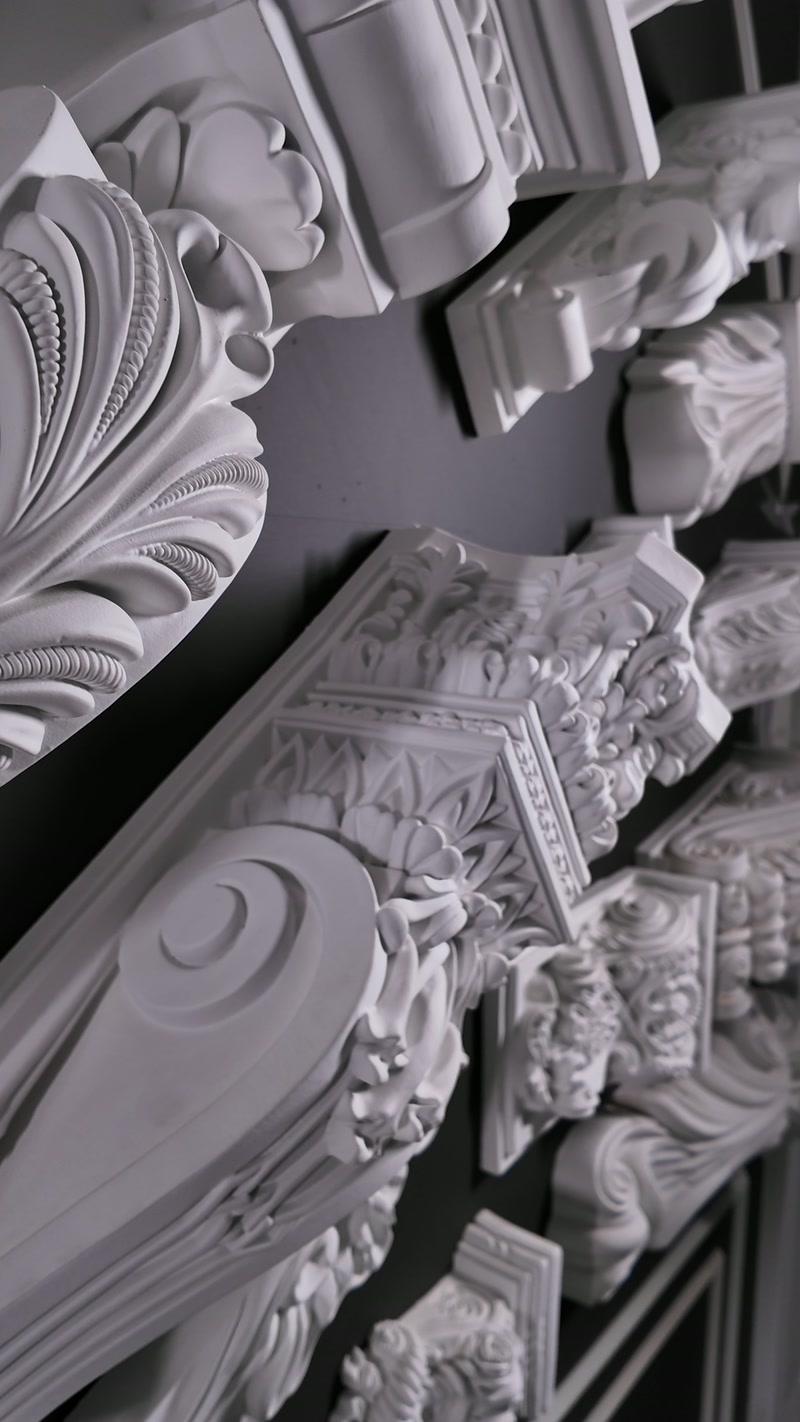 Coloane decorative, capiteluri și ancadramente în showroomul Polure
