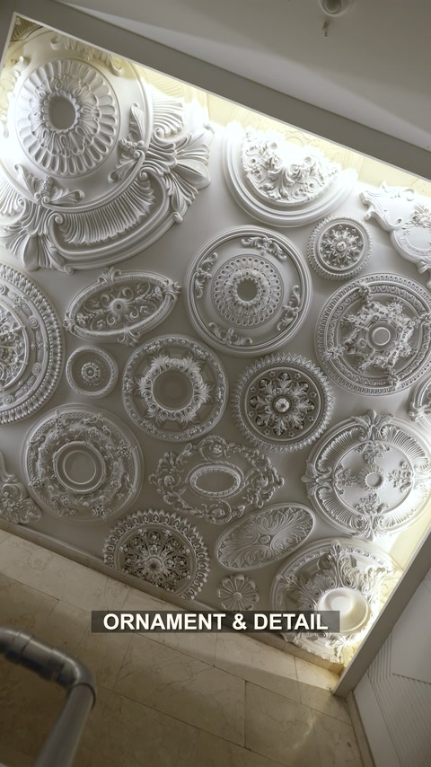 Compoziție de rozete decorative pentru decorarea tavanului