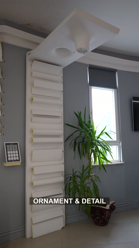Profile decorative stratificate, montate pe perete lângă fereastră