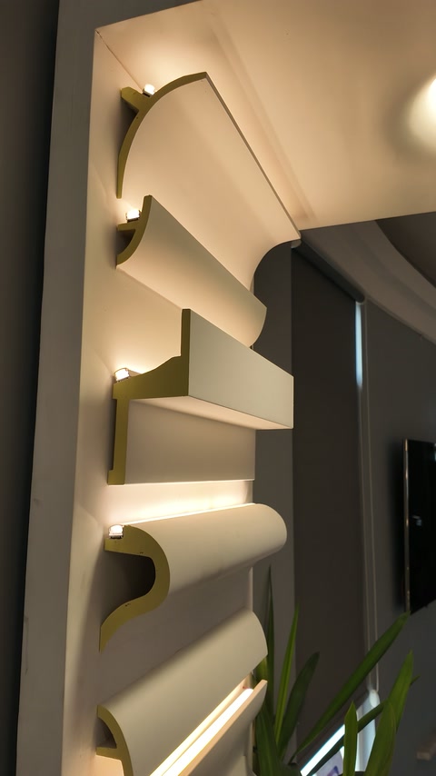 Profile arcuite și trepte decorative iluminate pe perete