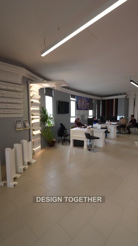 Vedere largă asupra showroomului cu elemente decorative expuse