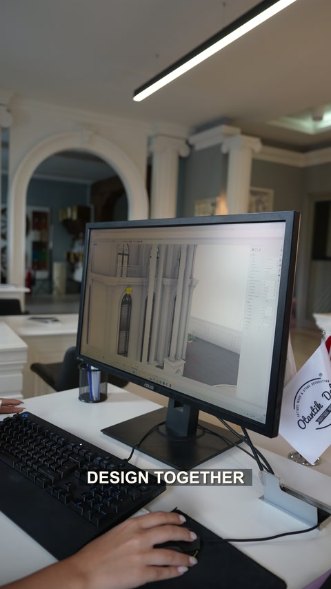 Consultant lucrează la un proiect decorativ pe monitor