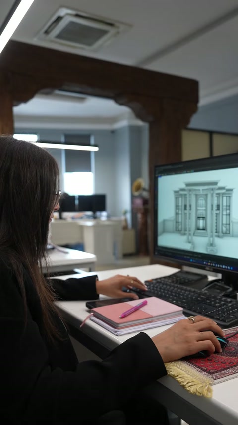 Randare tridimensională a unei fațade clasice analizată în birou