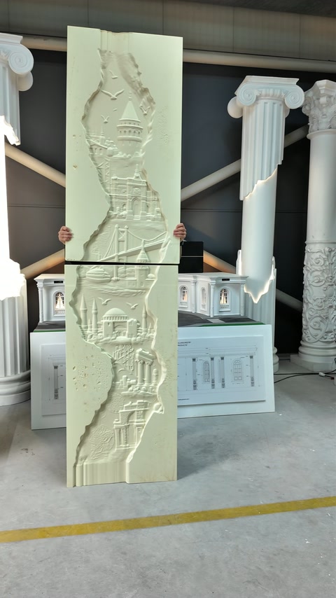 Compoziția verticală completă prezintă monumentele Istanbulului dispuse succesiv.