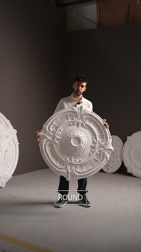 Prezentatorul expune o rozetă rotundă cu relief ornamental bogat.