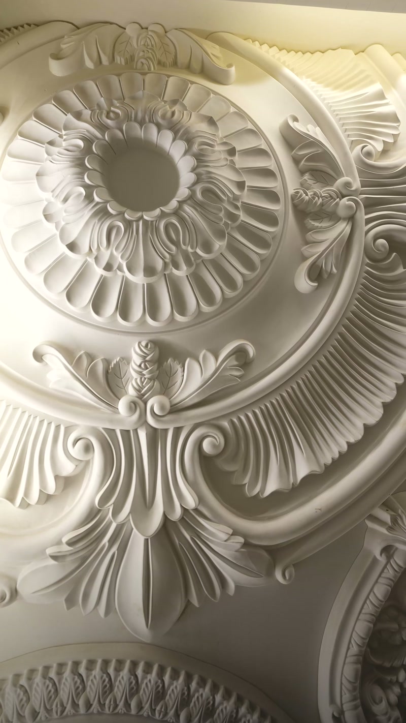 Detaliul care definește tavanul: rozete decorative Polure
