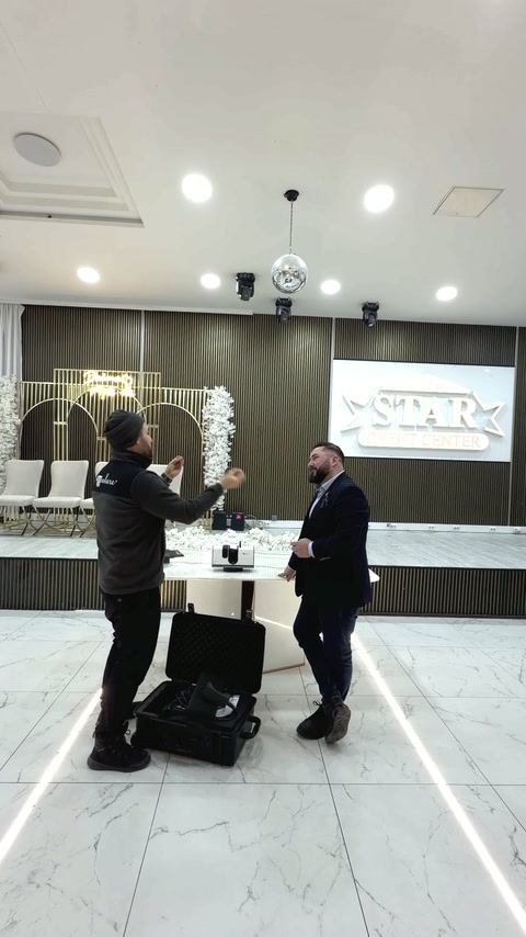 Discuție tehnică desfășurată lângă echipamentele pentru măsurarea sălii
