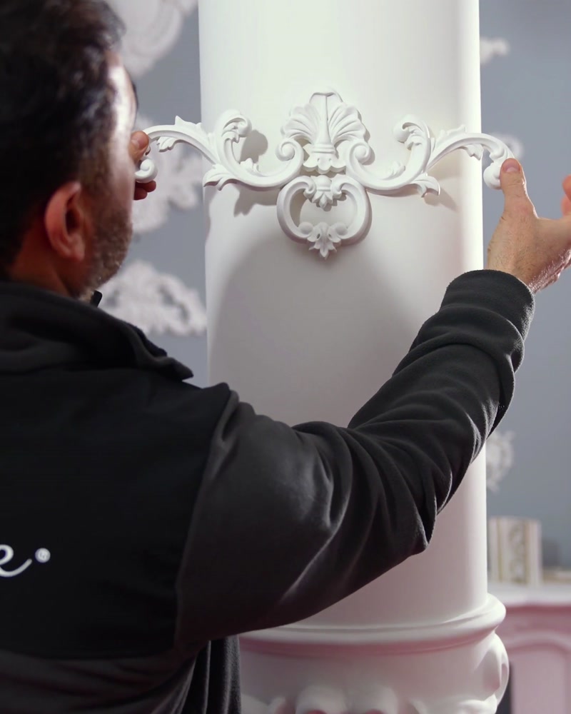 Ornament din poliuretan pe coloană rotundă: turnare flexibilă