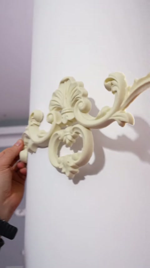 Ornamentul flexibil urmărește curbura coloanei în timpul poziționării