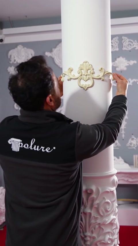 Verificarea alinierii motivului floral pe partea frontală a coloanei