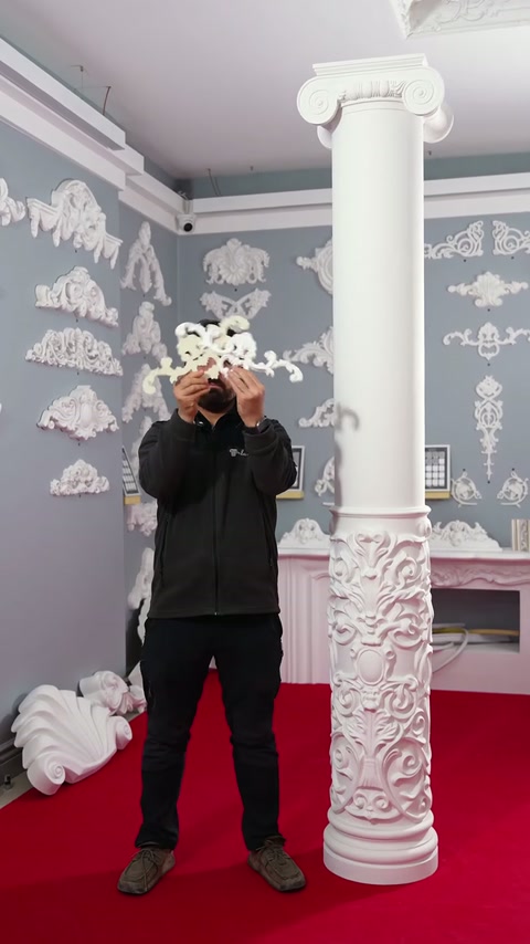 Coloană decorativă completă și ornament flexibil prezentate în spațiul expozițional