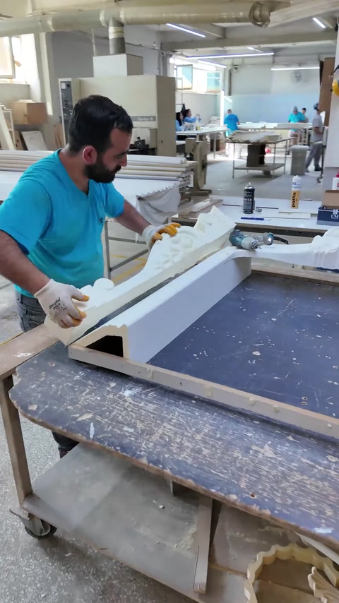 Adezivul este aplicat pe zona interioară a profilului decorativ.
