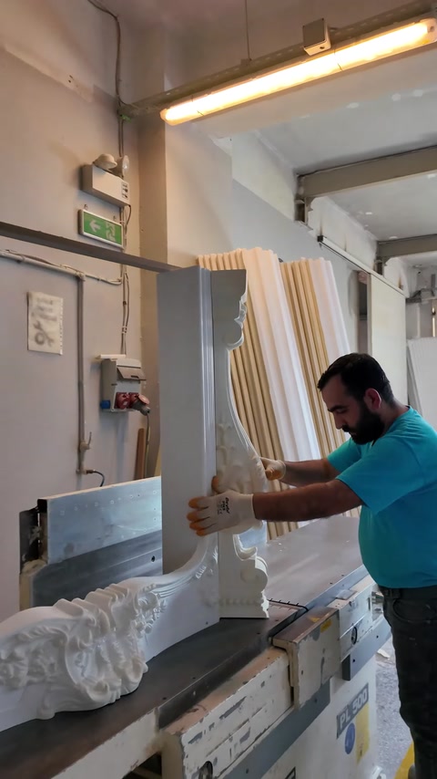 Cadrul vertical este verificat și ajustat în atelier.