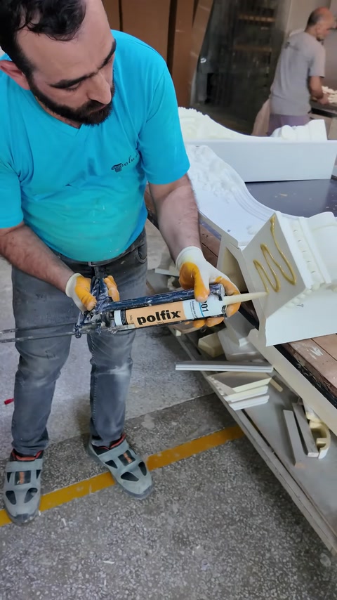 O unealtă electrică fixează componentele structurii decorative asamblate.