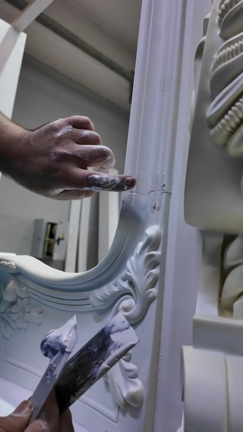 Detaliile sculptate sunt șlefuite manual înaintea finisării finale.