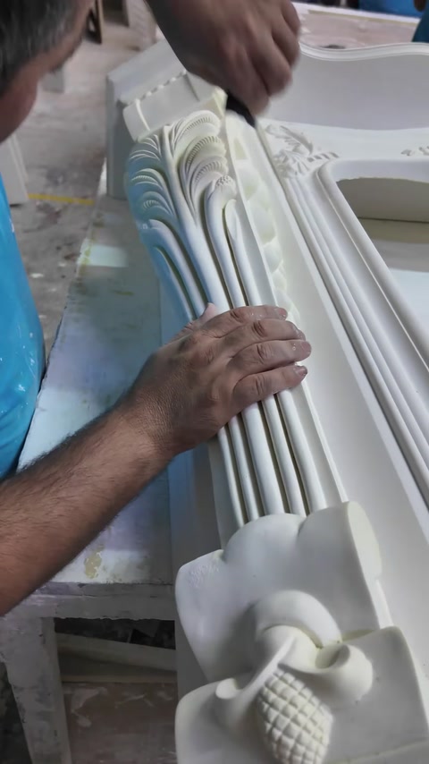 Canelurile coloanei decorative sunt finisate atent cu mâna.