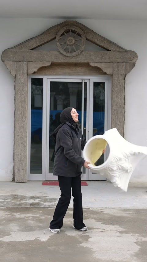 Capitel decorativ voluminos ridicat manual în fața clădirii