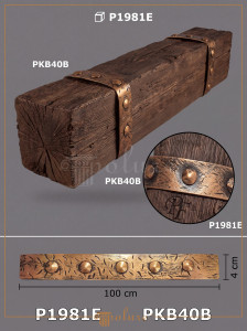 Dormitor rustic la mansardă amenajat cu grinzi decorative din poliuretan, șemineu din piatră și corpuri de iluminat calde.