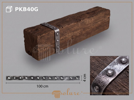 Dormitor rustic la mansardă amenajat cu grinzi decorative din poliuretan, șemineu din piatră și corpuri de iluminat calde.