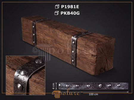 Dormitor rustic la mansardă amenajat cu grinzi decorative din poliuretan, șemineu din piatră și corpuri de iluminat calde.