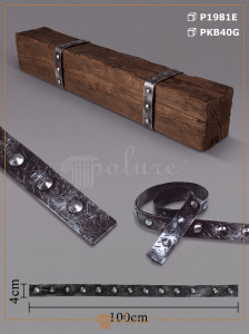Dormitor rustic la mansardă amenajat cu grinzi decorative din poliuretan, șemineu din piatră și corpuri de iluminat calde.