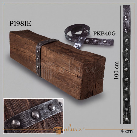 Dormitor rustic la mansardă amenajat cu grinzi decorative din poliuretan, șemineu din piatră și corpuri de iluminat calde.