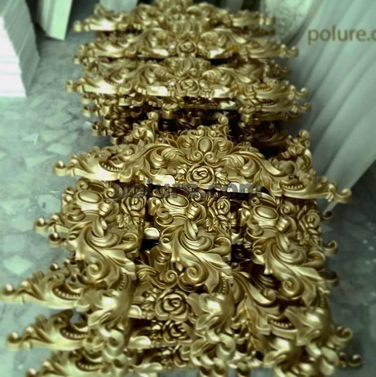 Elemente decorative din poliuretan model P2833 cu profil sculptat auriu și motive florale baroce stivuite.