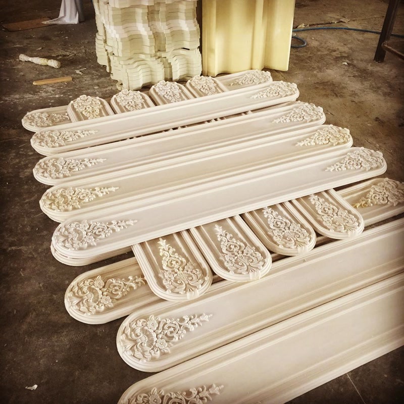 Panouri decorative din poliuretan model P9135 cu basorelief floral clasic pregătite pentru montaj pe perete.