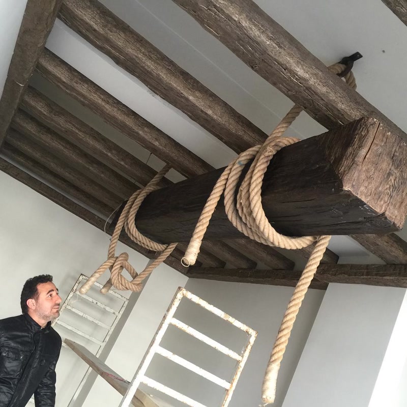 Bârne Decorative Lemn  Bârne decorative din poliuretan cu aspect de lemn pentru tavan, semineu sau streașină: ușoare, stabile în timp, montaj cu adeziv și finisare în
