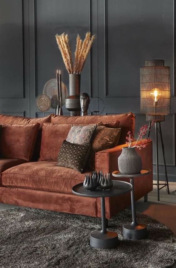 Profil Poliuretan P85403 Pentru Panouri Perete Living Profilul din poliuretan P85403 este un element decorativ utilizat pentru delimitarea casetelor geometrice pe pereții interiori. În zona de zi a casei noastre, am ales o nuanță închisă de antracit pentru peretele principal, creând un fundal profund pentru canapeaua din catifea în tonuri de cărămidă. Seara, lumina caldă a lampadarului reflectă suav peste reliefurile formate de baghete, oferind spațiului o atmosferă primitoare în care întreaga familie se adună cu drag.
Materialul are o densitate ridicată de 150-220 kg/m³ (țintă ~160 kg/m³), ceea ce oferă o rezistență excelentă la lovituri accidentale în utilizarea zilnică. Cu o stabilitate dimensională garantată la temperaturi cuprinse între -100 °C / +80 °C, profilul nu suferă modificări în timp și nu crapă la îmbinări. Absorbția de apă este de sub 0.1%, permițând curățarea facilă a suprafeței vopsite cu o lavetă umedă fără a afecta integritatea elementului decorativ.
Conturarea casetelor dreptunghiulare din baghete poliuretanice oferă ordine vizuală peretelui și previne aspectul monoton al unei suprafețe plane. În completarea ansamblului, am adăugat măsuțe de cafea din metal, vaze ceramice și accente din pampas uscat, menținând un echilibru între elementele industriale și cele naturale. Profilele vin pregătite cu strat de amorsă, facilitând tăierea la 45 de grade și montajul rapid prin lipire directă.
Livingul a devenit spațiul central al locuinței, adaptat perfect pentru serile de lectură sau vizionare de filme. Suprafața profilului din poliuretan permite revopsirea în orice etapă cu vopsea lavabilă fără solvent, făcând ușoară actualizarea cromatică a camerei ori de câte ori doriți o schimbare în căminul dumneavoastră.