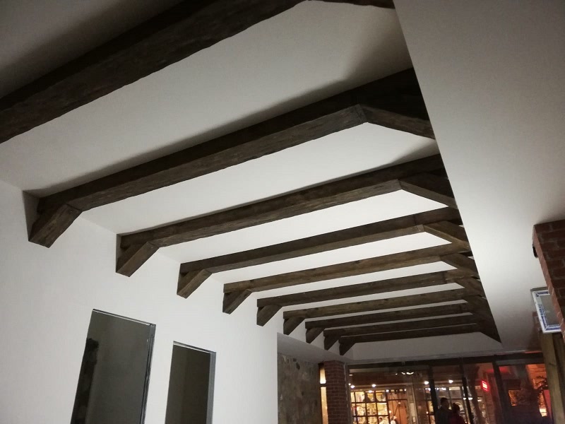 Amenajare Hol Rustic  Idei de amenajare rustică pentru hol: grinzi decorative, console și panouri din poliuretan turnat, cu textură de lemn, montaj simplu și întrețin