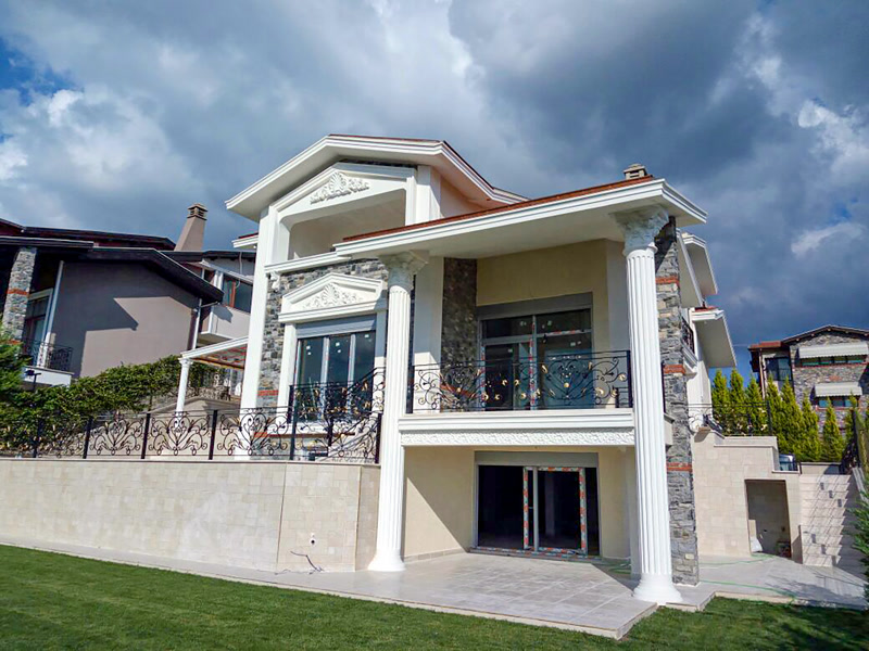 Fronton din Poliuretan Model Clasic P2838 Decoratiuni Elemente decorative fronton din poliuretan model P2838 cu reliefuri clasice de scoică așezate pe pardoseală.