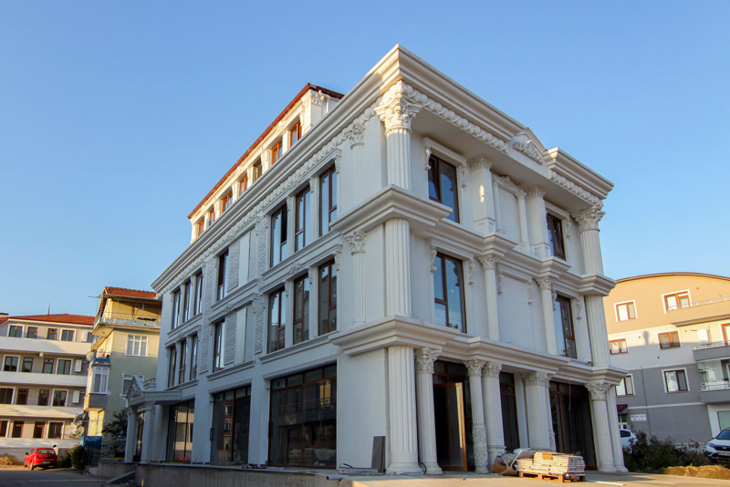 Clădire Rezidențială cu Coloane și Profiluri din Poliuretan