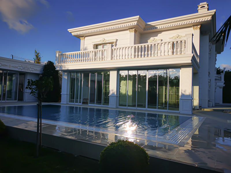 Polyurethane is a durable and lightweight material used for villa exterior designs. You can remove panels of square meters with one hand.