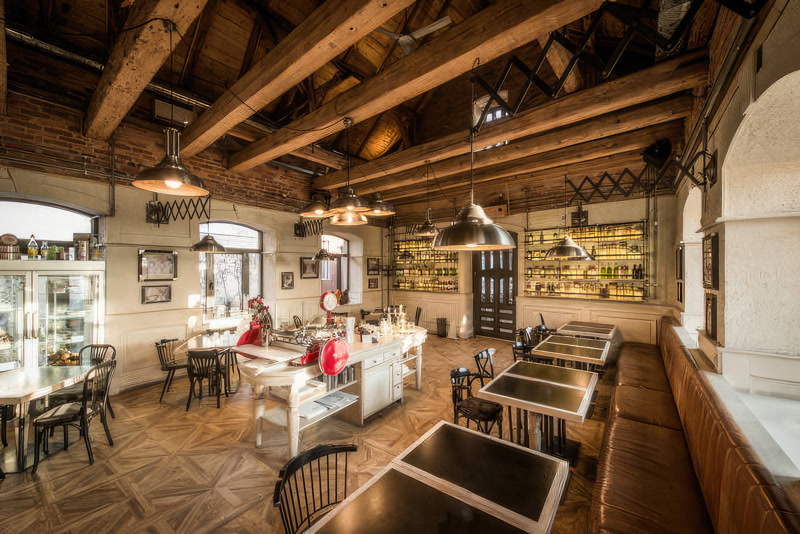 Tavan rustic înalt decorat cu grinzi din poliuretan P1981D și P1981G într-un spațiu primitor cu mobilier din lemn.